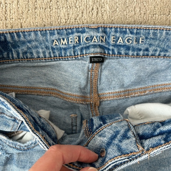 American Eagle Distressed Mom Jeans medium wash size 6 - Picture 3 of 6